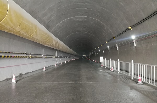 1588142047338435.jpg 獻禮五一 新疆G575土建二標東天山隧道出口右洞開挖進尺突破5000米大關3.jpg