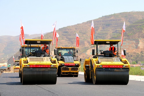 1588821348513127.jpg 甘肅平天路面項目下面層試驗段順利鋪筑完成 (2).jpg