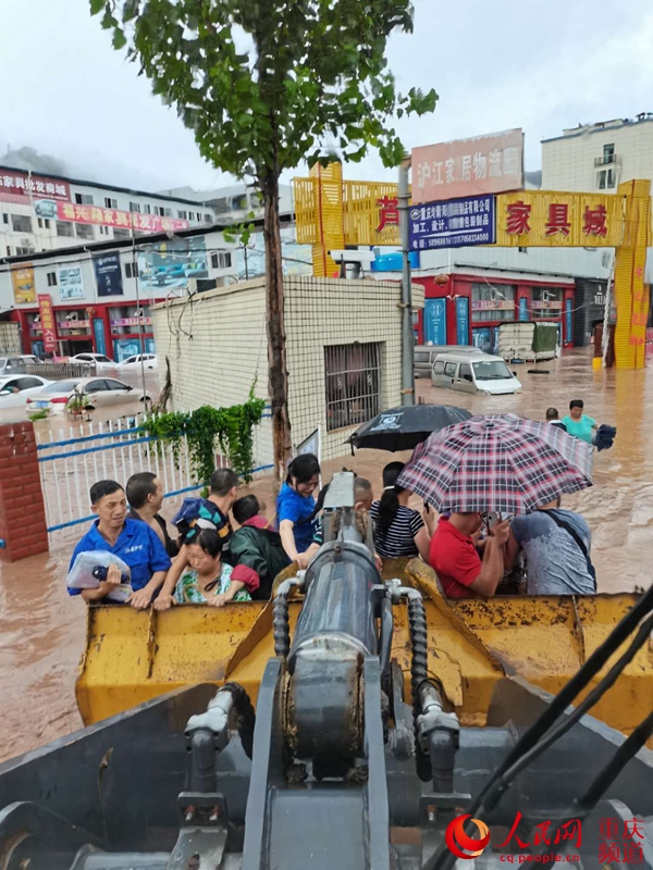 人民網(wǎng)報道：“我們是附近修路的央企，莫慌！”                                                                                                                                                                                             